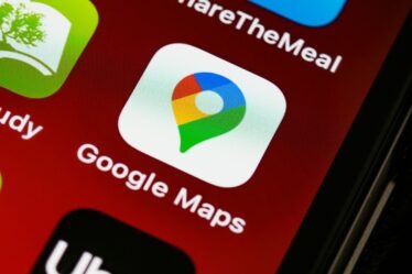 zbliżenie na ikonę Google Maps na ekranie smartfona