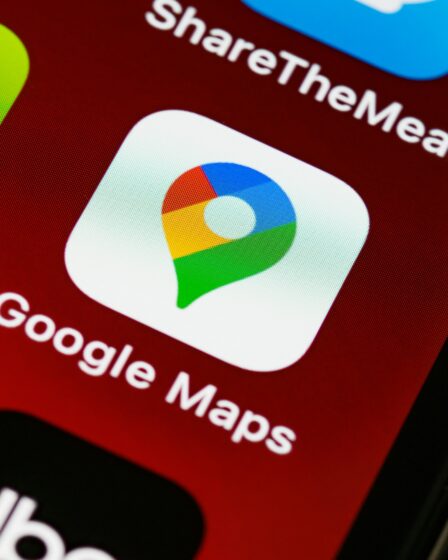 zbliżenie na ikonę Google Maps na ekranie smartfona