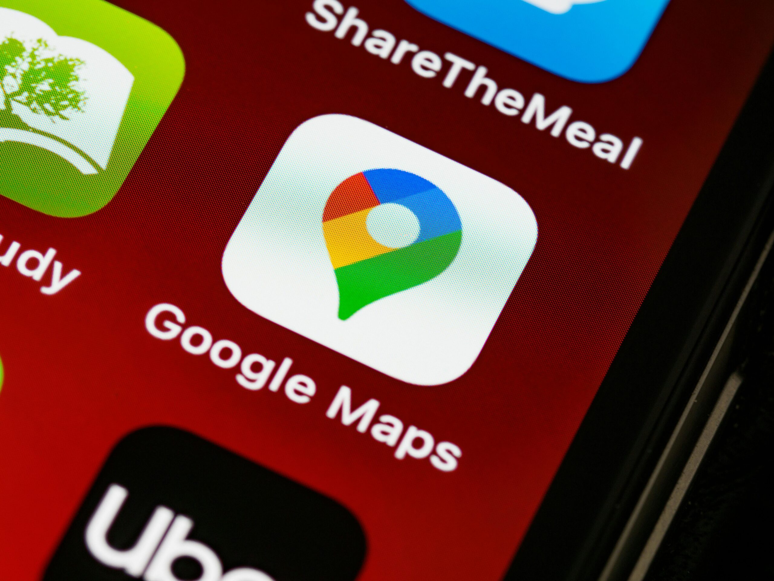 zbliżenie na ikonę Google Maps na ekranie smartfona