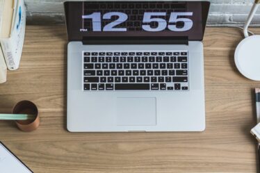 laptop z licznikiem na ekranie pokazującym 12:55