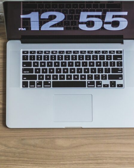 laptop z licznikiem na ekranie pokazującym 12:55