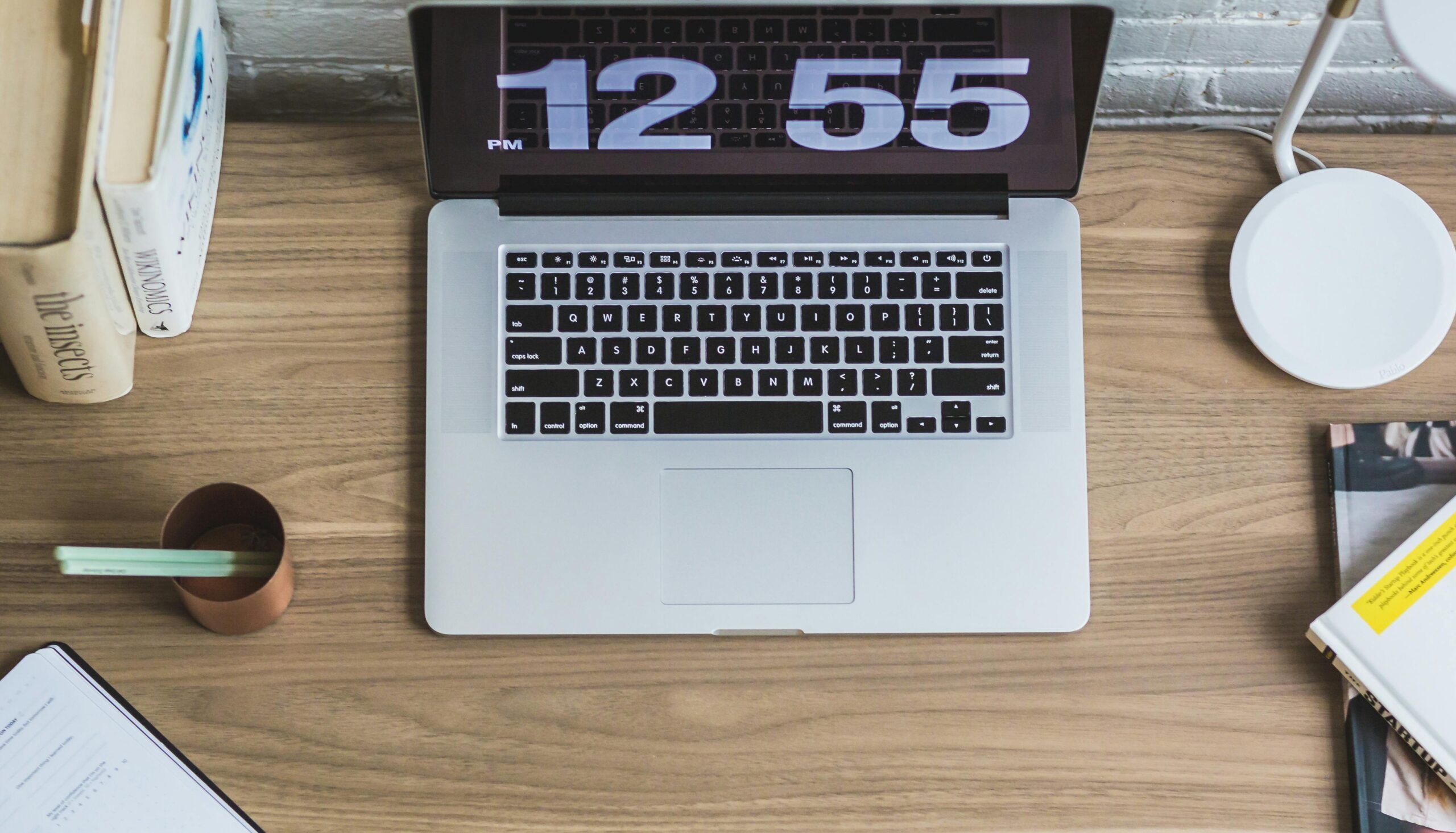 laptop z licznikiem na ekranie pokazującym 12:55