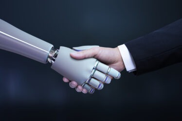 robot i człowiek ściskający dłonie