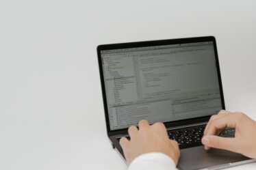 osoba pracująca na laptopie
