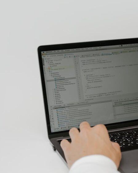 osoba pracująca na laptopie