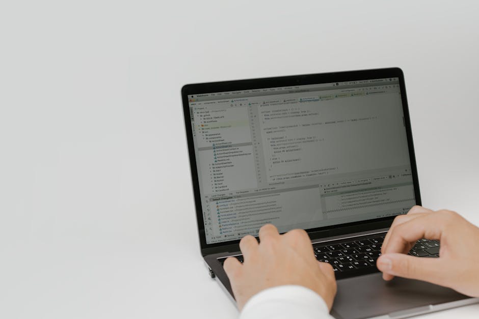 osoba pracująca na laptopie