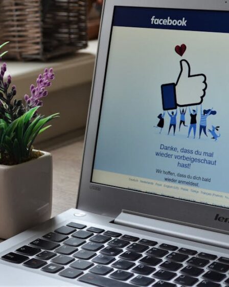 Laptop z otwartą stroną Facebooka