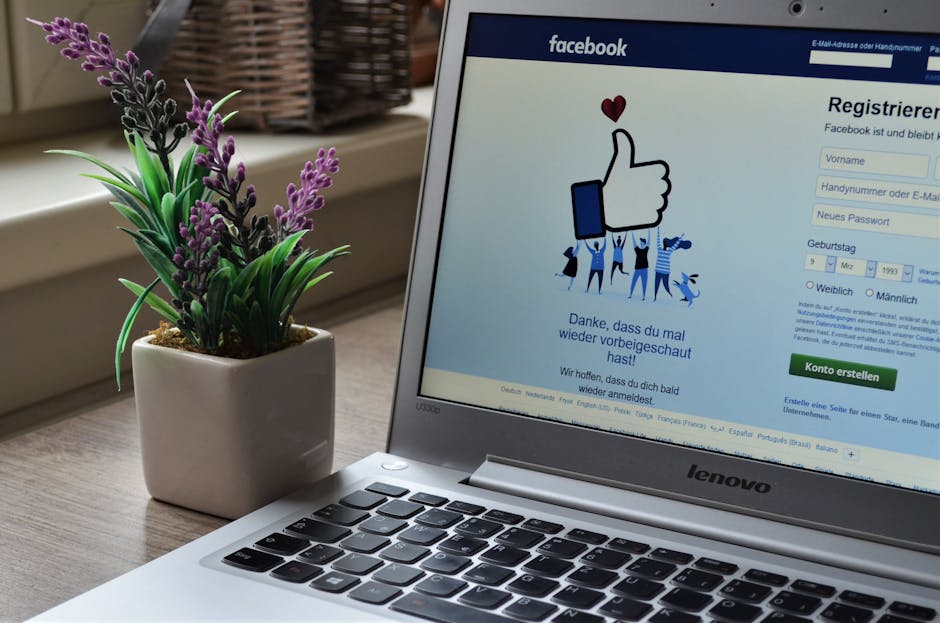 Laptop z otwartą stroną Facebooka