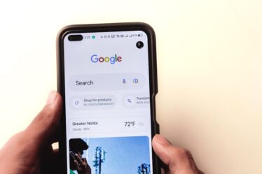 strona wyszukiwarki Google otwarta na smartfonie