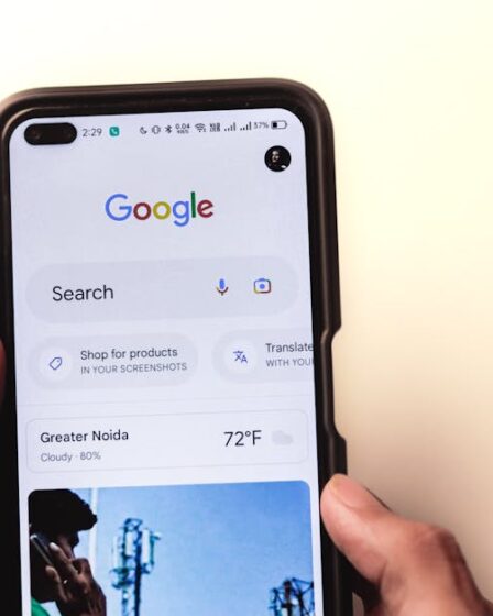 strona wyszukiwarki Google otwarta na smartfonie
