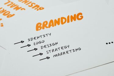 zapisana na kartce lista segmentów brandingu