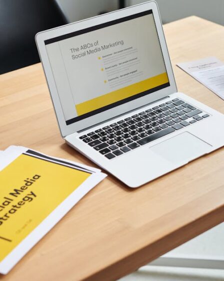 laptop ze strategią marketingową na ekranie