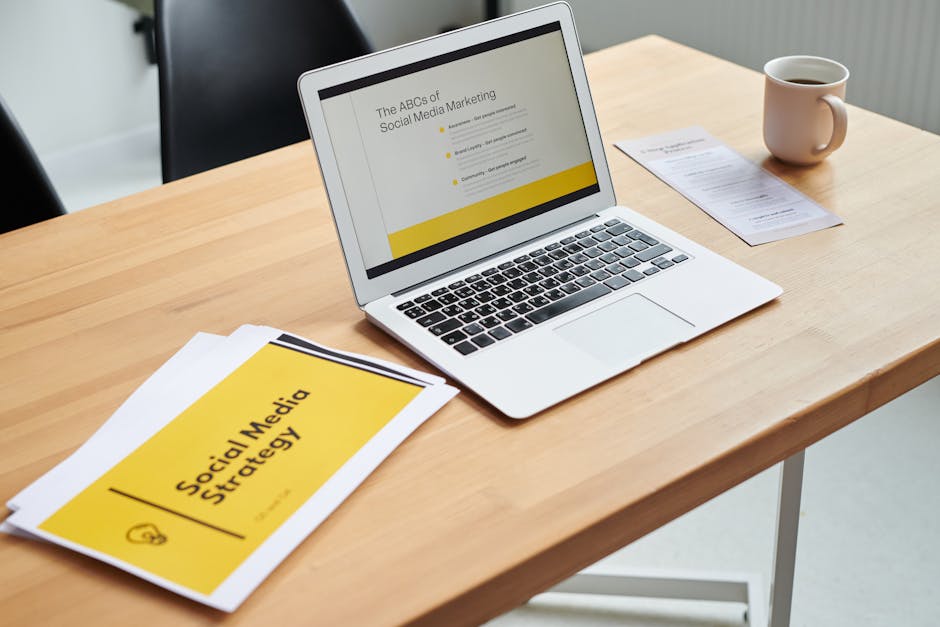 laptop ze strategią marketingową na ekranie