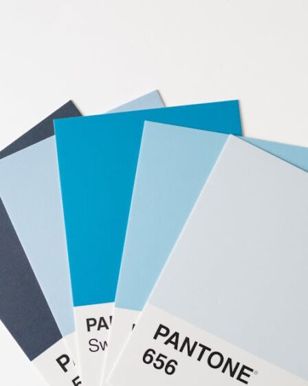 Wachlarz odcieni niebieskiego w palecie Pantone