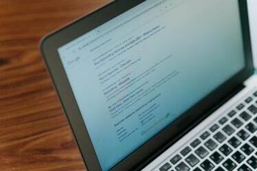 laptop z otwartą stroną Google wyświetlającą wyniki wyszukiwania na zapytanie o nianie w okolicy