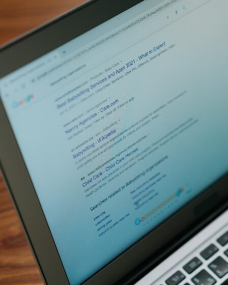 laptop z otwartą stroną Google wyświetlającą wyniki wyszukiwania na zapytanie o nianie w okolicy