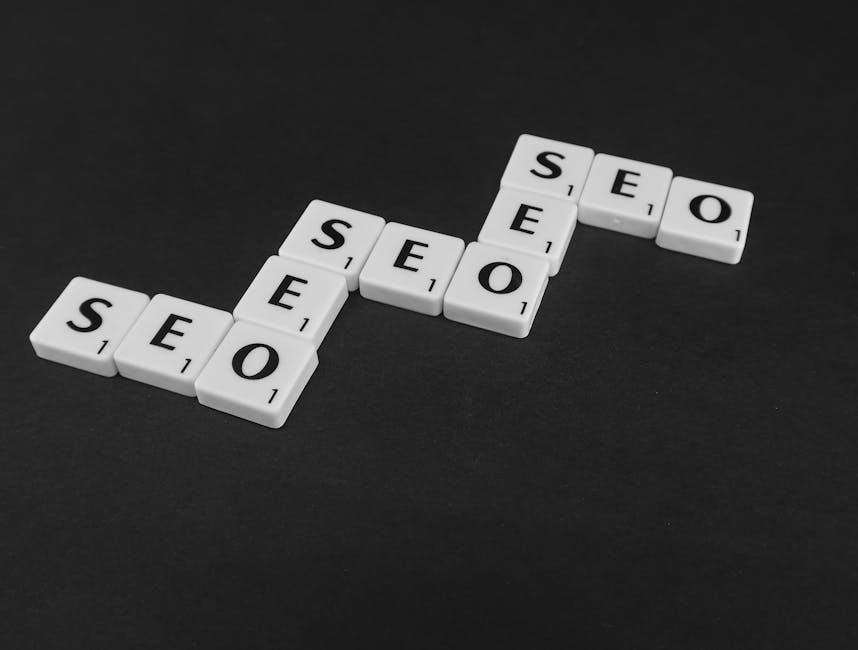 Białe płytki z literami ułożone w schodkowy napis SEO na czarnym tle.
