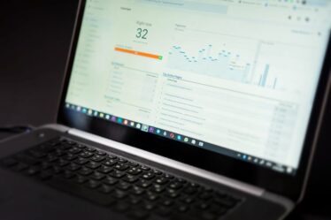 Laptop wyświetlający statystyki ruchu w witrynie internetowej na ekranie.