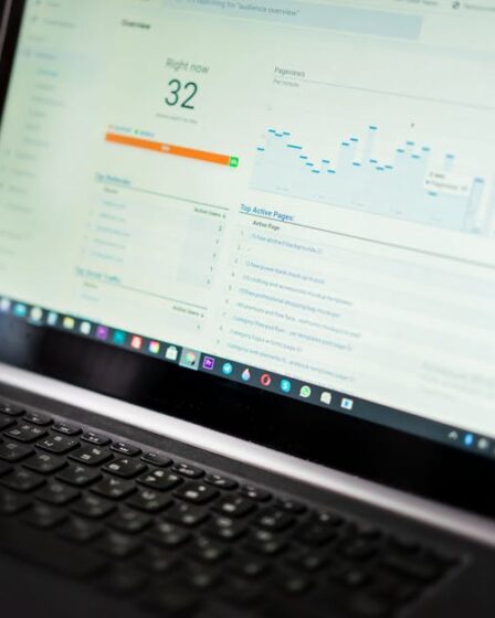 Laptop wyświetlający statystyki ruchu w witrynie internetowej na ekranie.