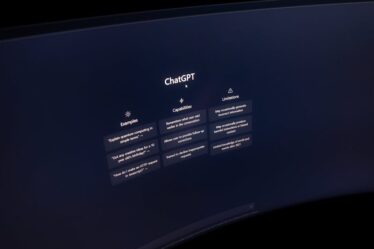 Ekran monitora z wyświetloną stroną powitalną czatu ChatGPT.