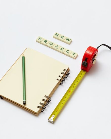 notes z ołówkiem, miarka i klocki scrabble układające się w napis "new project"