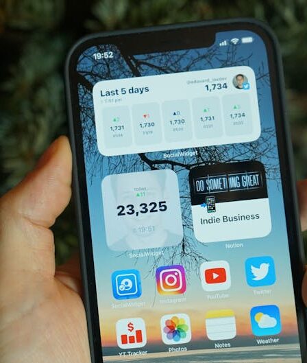 Smartfon z zestawem przydatnych narzędzi biznesowych