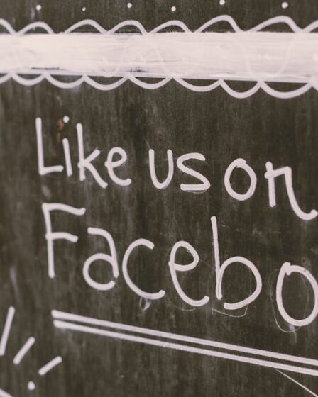 napis "Like us on Facebook" na czarnej tablicy