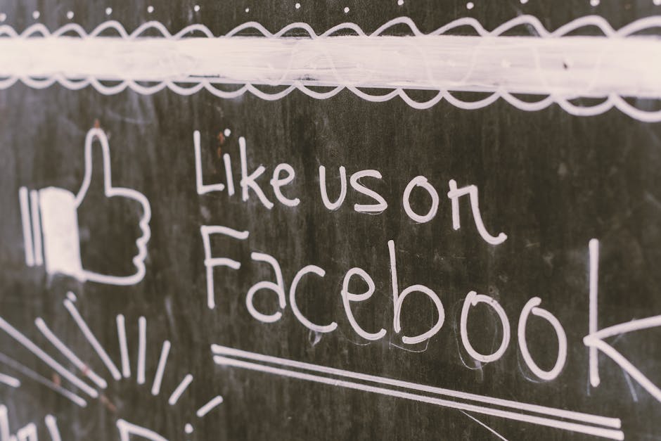 napis "Like us on Facebook" na czarnej tablicy
