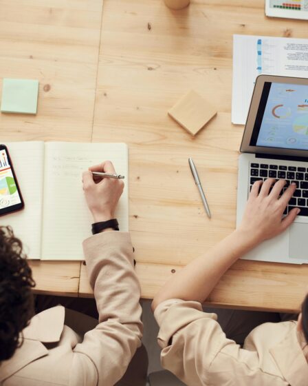 widok z góry na mężczyznę i kobietę siedzący przy biurku i przygotowujący strategię marketingową