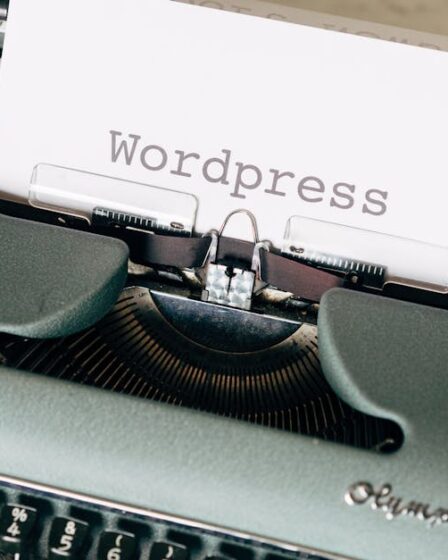 maszyna do pisania z kartką z napisem "Wordpress"