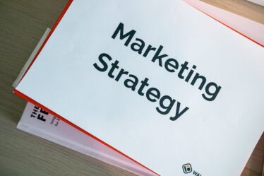 kartka z napisem "Marketing Strategy"