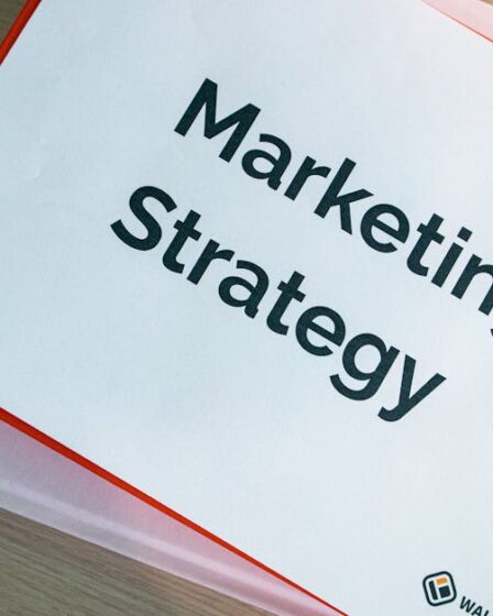 kartka z napisem "Marketing Strategy"