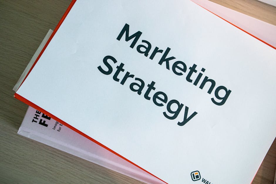 kartka z napisem "Marketing Strategy"